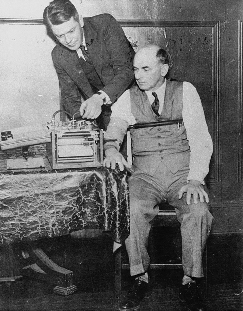 Americký vynálezce Leonarde Keeler (1903-1949) testuje první polygraf. Foto: Bibliothèque nationale de France - volné dílo 