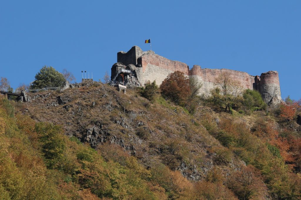Z Vladova hradu zbyly jen trosky. Tajemnou atmosféru ale nezapřou... Foto: Nicubunu / Creative Commons -  BY-SA 3.0