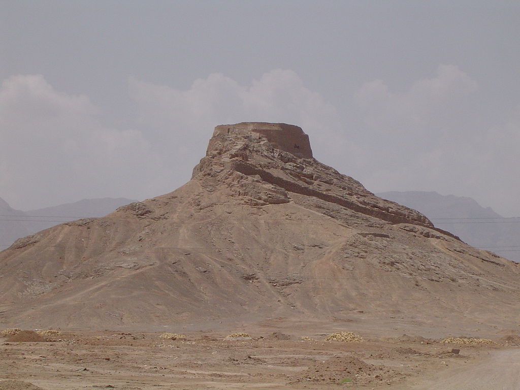 Věž mlčení je vyvýšená stavba s kruhovým vrcholem. Zdroj foto:  Maziart, CC BY-SA 3.0 , via Wikimedia Commons

 
