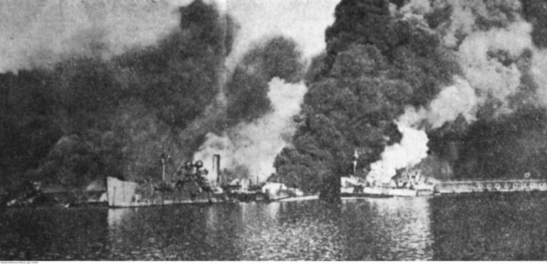 Italský přístav Bari hoří v důsledku německého bombardování. Zdroj foto: Narodowe Archiwum Cyfrowe, Public domain, via Wikimedia Commons