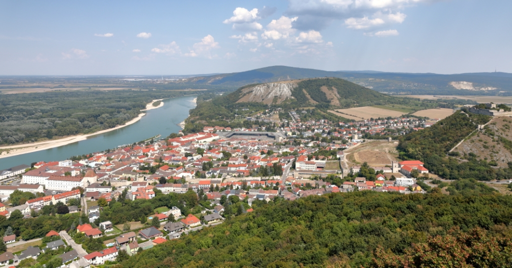 Hainburg an der Donau je město v Rakousku v okrese Bruck an der Leitha ve spolkové zemi Dolní Rakousko. I sem měl vést tajná chodba z Bratislavy. Zdroj foto:  Bwag, CC BY-SA 4.0 , via Wikimedia Commons