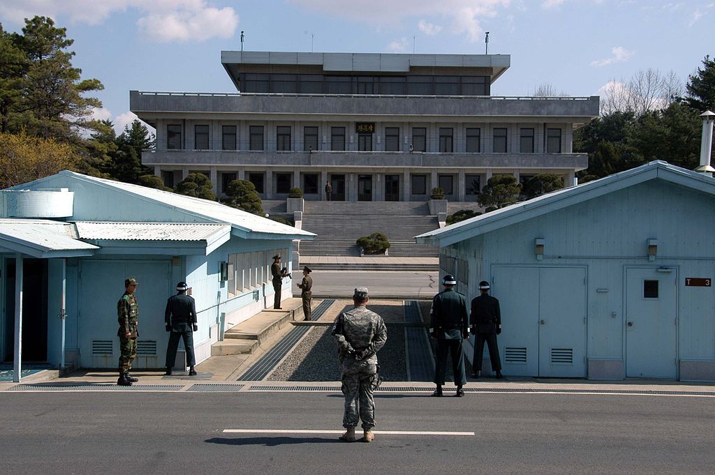 Řada hlášení o UFO nad Severní Koreou vyplývá z monitoringu demilitarizované zóny mezi oběma korejskými státy. Zdroj foto:    Driedprawns at en.wikipedia, CC BY-SA 3.0 , via Wikimedia Commons

 

