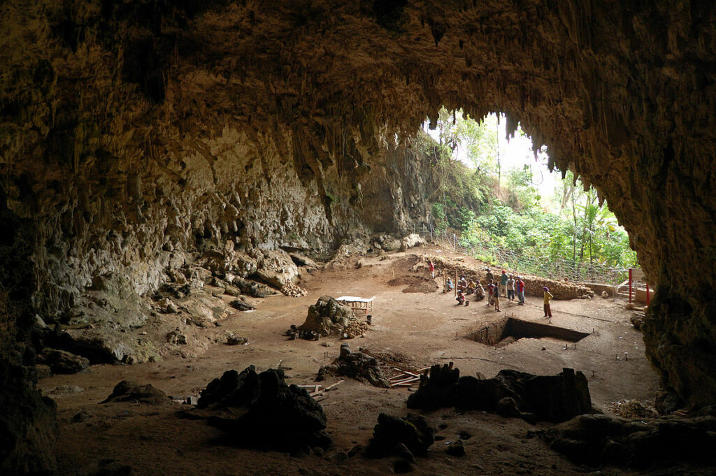 Liang Bua,  jeskyně, kde dojde k nálezu. FOTO: Rosino / CC BY 2.0