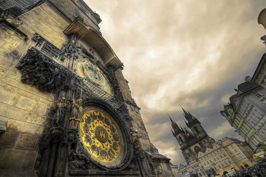 Pohled od orloje na Staroměstské náměstí, v pozadí Týnský chrám. Od něj musí podle legendy doběhnout vyvolený chlapec k orloji... Foto:  	Carmelo Bayarcal / Creative Commons -  CC BY-SA 3.0 