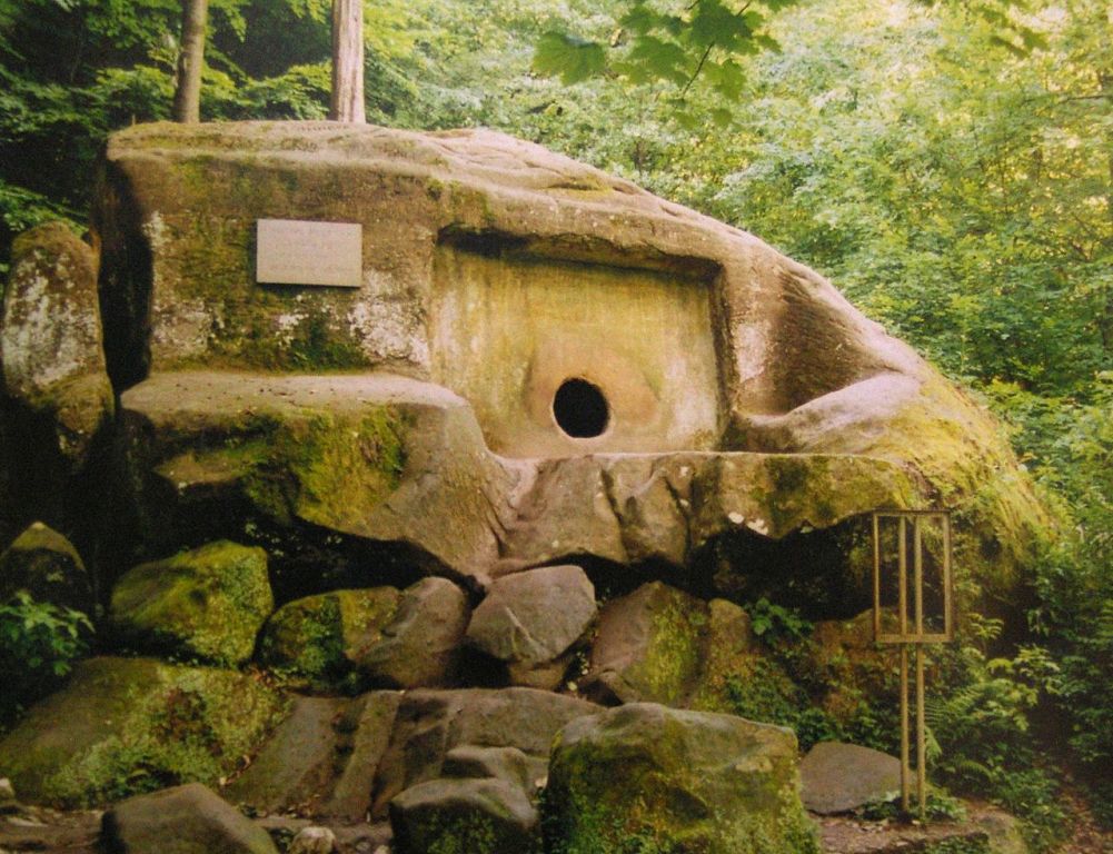 Volkonský dolmen. Zdroj foto: Materialscientist, CC BY-SA 3.0 , via Wikimedia Commons

