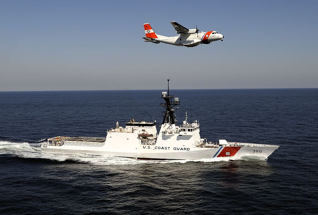 Okamžitě po zprávě o zmizení letu EgyptAir 990 z obrazovek radarů vyrazily na Atlantský oceán záchranné prostředky americké pobřežní stráže.  Zdroj foto: Coast Guard News, CC BY 2.0 , via Wikimedia Commons

