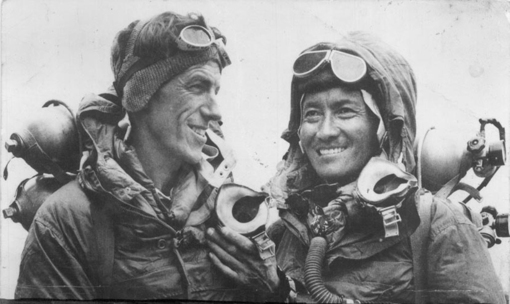 První zdolání vrcholu Mount Everestu je spojené se jmény Hillary  a Norgay. Zdroj foto:   Jamling Tenzing Norgay, CC BY-SA 3.0 , via Wikimedia Commons

