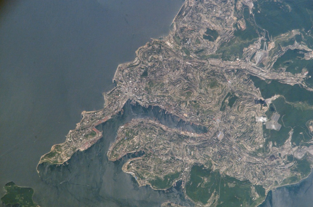 Pohled na Vladivostok z kosmu. Zdroj foto:  NASA, Public domain, via Wikimedia Commons