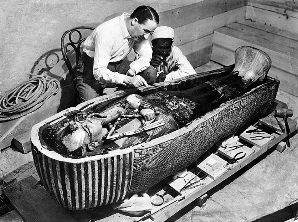 Při zkoumání mumie je nutné samozřejmě určit i pohlaví mumifikovaného těla. Zdroj obrázku: Exclusive to The Times, Public domain, via Wikimedia Commons

