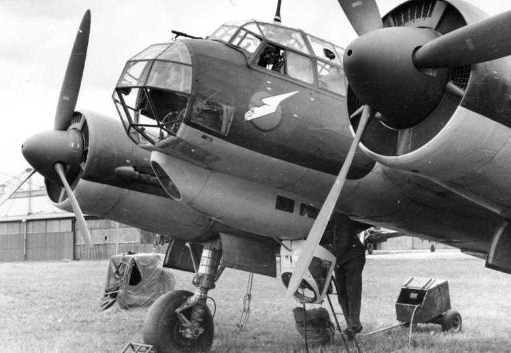 Nálet na Bari provedly bombardéry Junkers 88. Zdroj foto:  Bundesarchiv, Bild 101I-402-0270-05A / Bachor / CC-BY-SA 3.0, CC BY-SA 3.0 DE , via Wikimedia Commons

