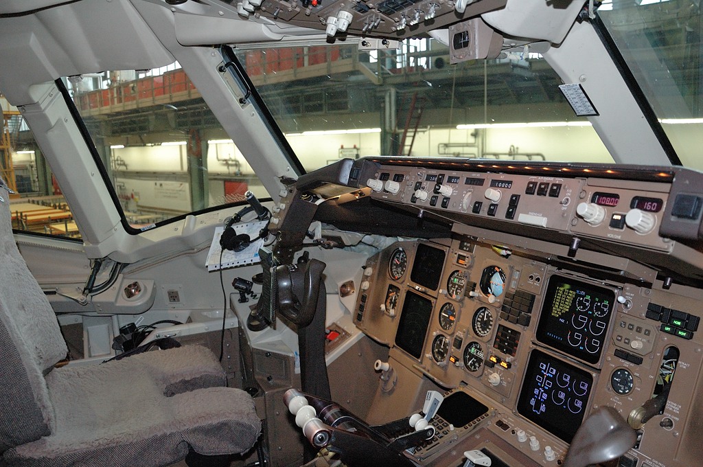 Kokpit letounu Boeing 767. Zdroj foto:  Doronenko, CC BY-SA 4.0 , via Wikimedia Commons