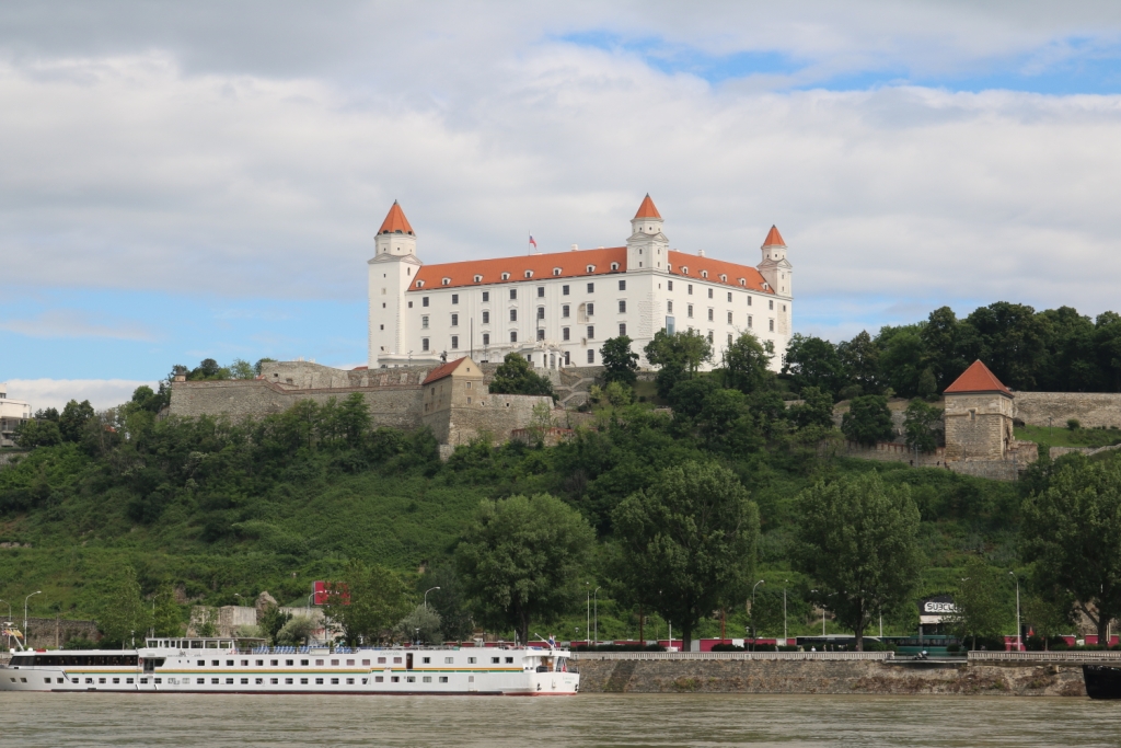 Bratislavský hrad nad řekou Dunaj. Zdroj foto:  Ingo Mehling, CC BY-SA 4.0 , via Wikimedia Commons

