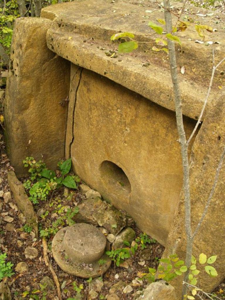 Detail jednoho z dolmenů západokavkazské skupiny. Zdroj foto: Dmitralex, CC BY-SA 4.0 , via Wikimedia Commons