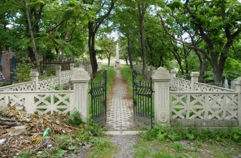 Ve Vladivostoku se nachází i hřbitov československých legionářů. Duchařské příběhy spojené s našimi legiemi však ve Vladivostoku neuslyšíte. Zdroj foto: Ondřej Žváček, CC BY-SA 3.0 , via Wikimedia Commons