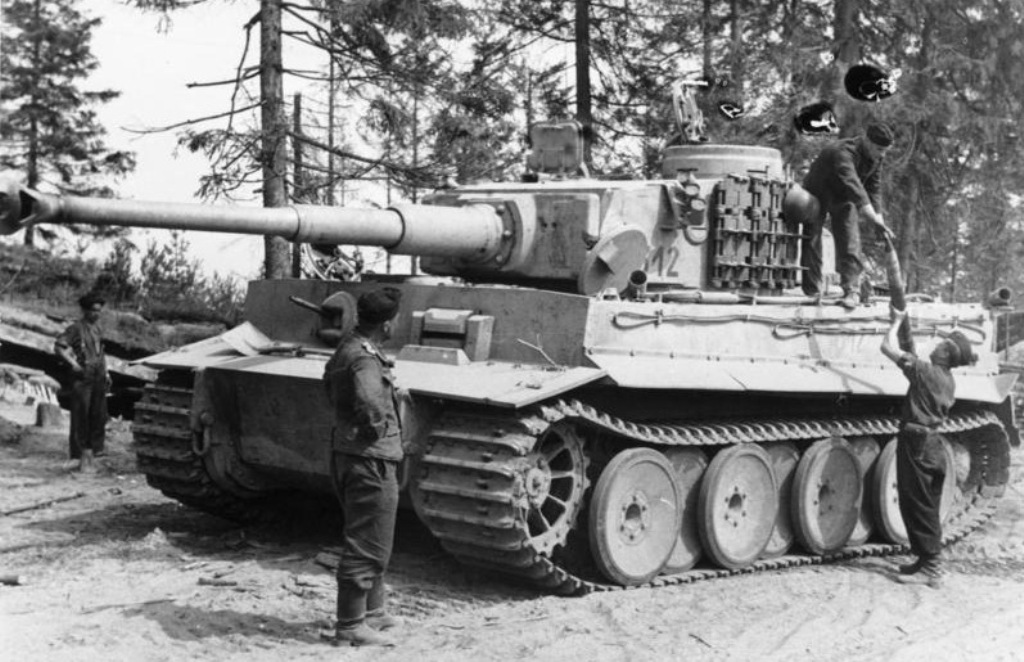 Nakládka munice do německého „tygra“. Zdroj foto:  Bundesarchiv, Bild 101I-461-0213-34 / Zwirner / CC-BY-SA 3.0, CC BY-SA 3.0 DE , via Wikimedia Commons