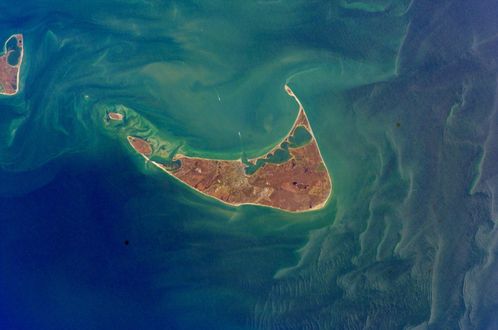 Satelitní snímek ostrova Nantucket, nedaleko kterého dopadly trosky boeingu do Atlantského oceánu. Zdroj foto: NASA Johnson Space Center - Earth Sciences and Image Analysis (NASA-JSC-ES&IA), Public domain, via Wikimedia Commons

