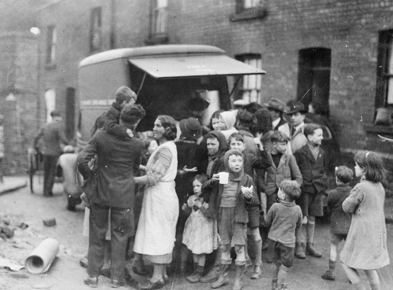 Po bombardování Swansea během 2. světové války rozdávaly v ulici děti a ženy čaj a pečivo. FOTO: Press Agency photographer, Public domain, via Wikimedia Commons