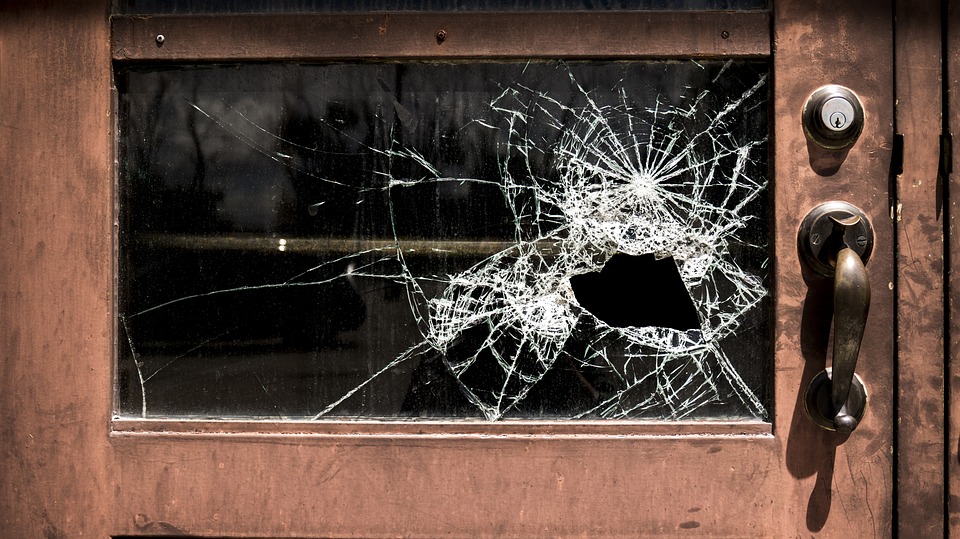 Okna v domě chlapcovy babičky byla rozbitá, foto Pixabay