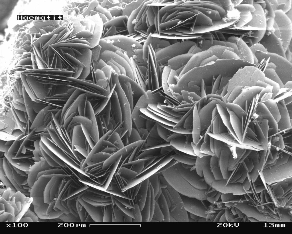 Hematit pod elektronovým mikroskopem Foto: 	SecretDisc /CC BY-SA 3.0