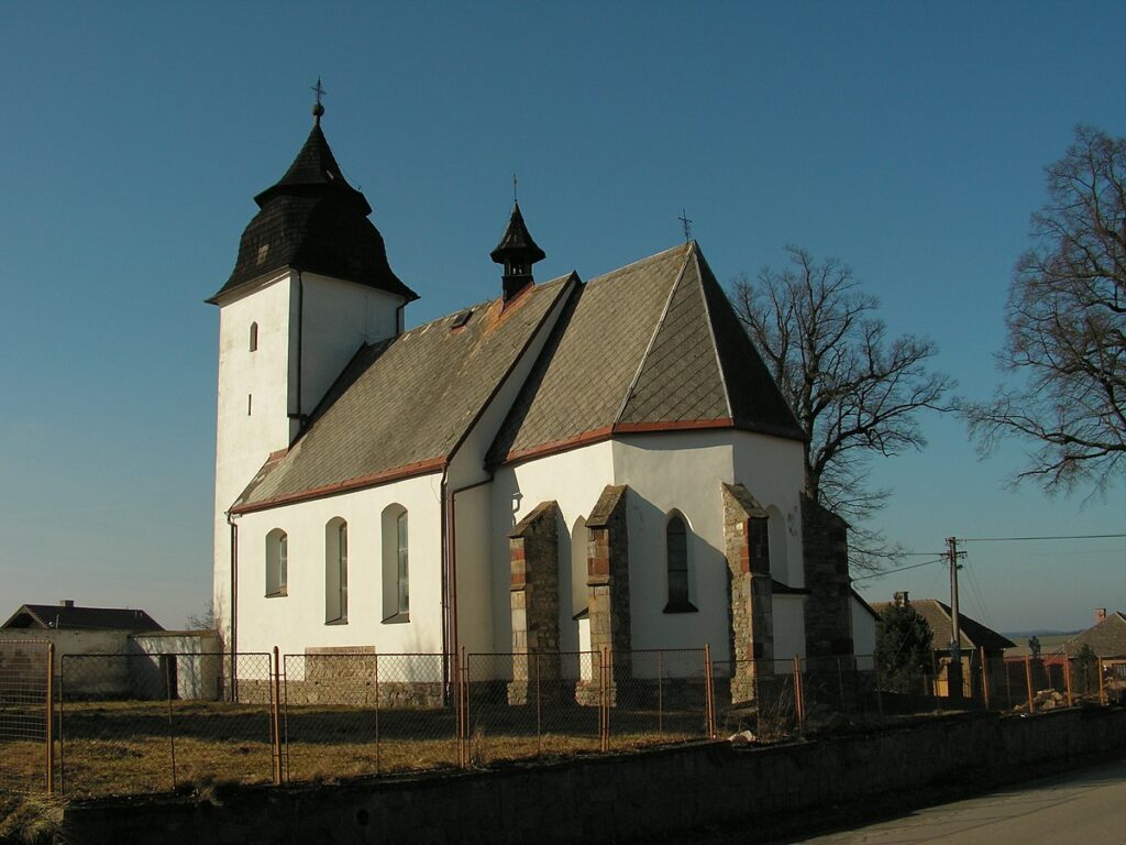 Kostel Nanebevzetí Panny Marie v Čihošti. FOTO: JirkaSv, Public domain, via Wikimedia Commons