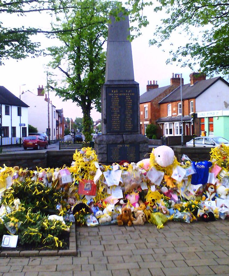 U památníku ve městě Rothley, kde McCannovi žili, pokládali lidé v roce 2007 pro zmizelou Madeleine květiny a dárky. FOTO: w:user:Quakerman, Public domain, via Wikimedia Commons