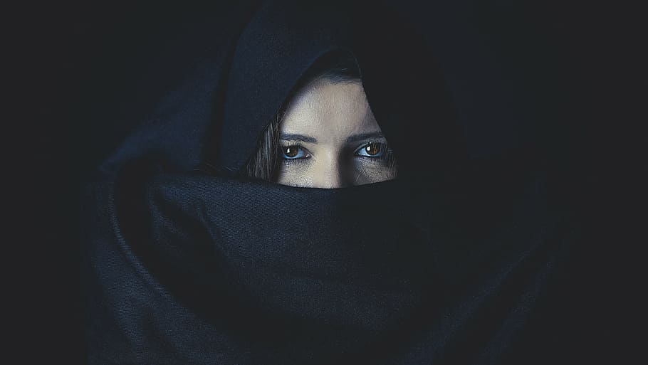 Svědci popisují také záhadný přízrak ženy v černém plášti s kapucí.