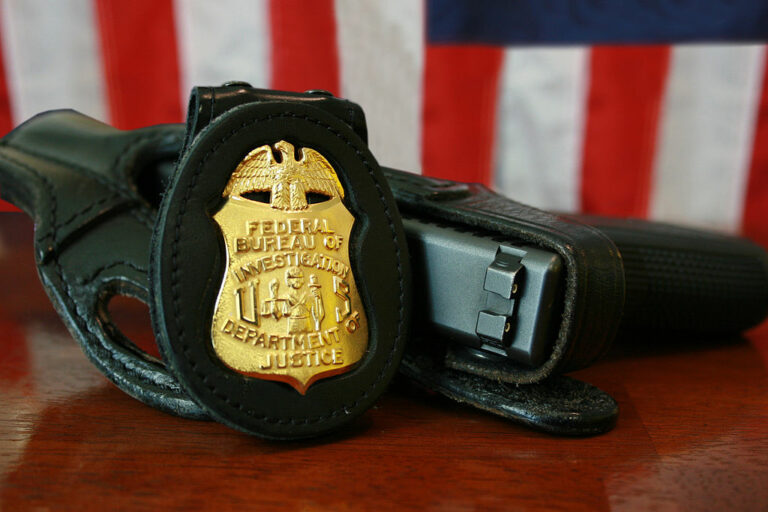 Zbraň a odznak agentů FBI. Zdroj foto: not stated, Public domain, via Wikimedia Commons