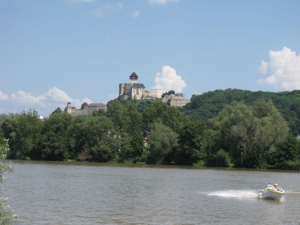 Některé prameny zmiňují tajné spojení Trenčínského hradu s lokalitou u řeky Váh. Foto autor  