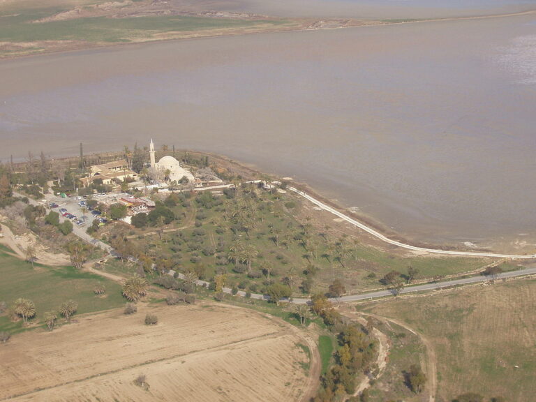 Letecký pohled na jezero s mešitou Hala Sultan Tekke. Zdroj foto: Andreas Antoniou at en.wikipedia, CC BY-SA 3.0 , via Wikimedia Commons