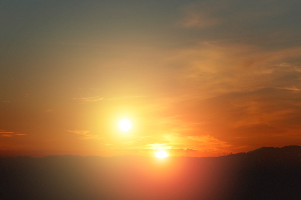 Máme štěstí, že máme na obloze jen jedno slunce. To by jinak byly asi v létě setsakramentské „pařáky“. Zdroj obrázku:  NASA/JPL-Caltech, Public domain, via Wikimedia Commons

 
