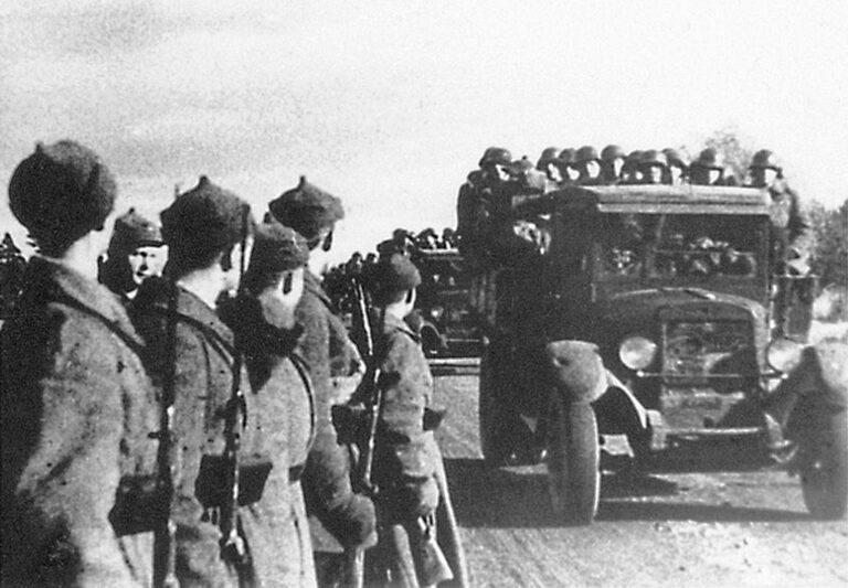 Sovětská armáda vstupuje do Estonska v roce 1940. Zdroj foto: Unknown author, Public domain, via Wikimedia Commons