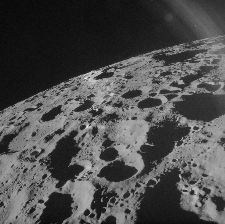 Měsíční povrch. Zdroj foto: NASA, Public domain, via Wikimedia Commons