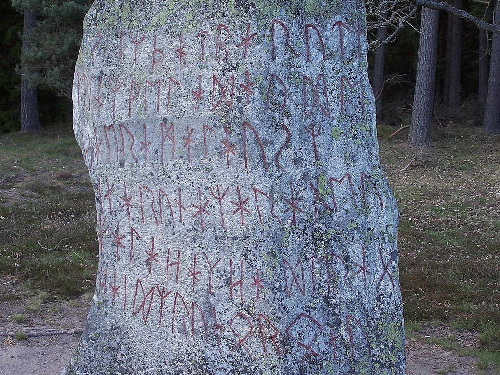Germánské runy na kameni ve Švédsku, foto Henrik Sendelbach / Creative Commons / CC BY-SA 3.0