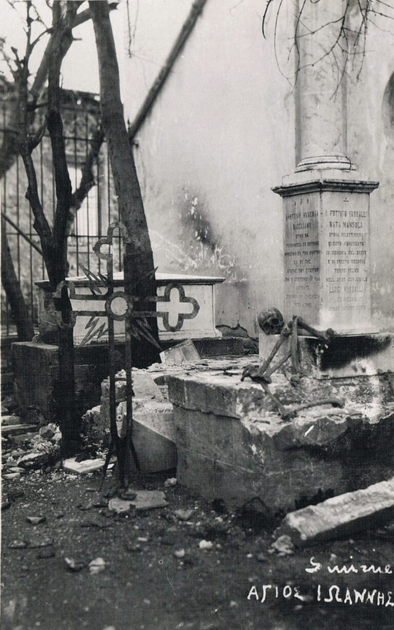 Při požáru Smyrny docházelo i k znesvěcení křesťanských hřbitovů. Zdroj foto: Unknown author, Public domain, via Wikimedia Commons