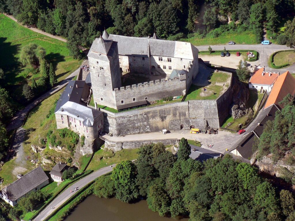 Letecký pohled na hrad Kost. FOTO: Jarda Travnicek /Creative Commons /Volné dílo 
