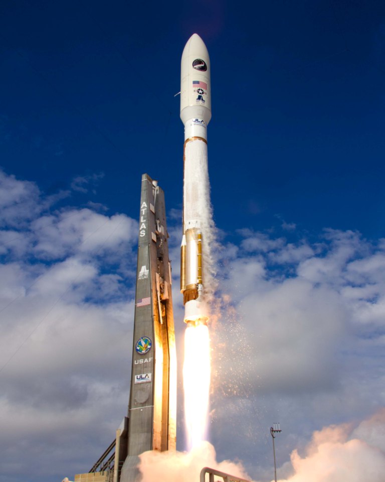 Raketa Atlas V jako nosič miniraketoplánu X-37. Zdroj foto: United States Air Force, Public domain, via Wikimedia Commons