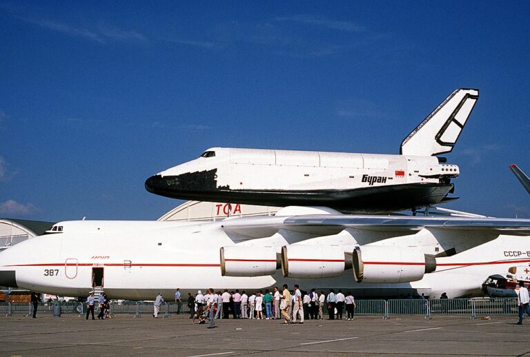 Kosmoplán Buran na hřbetě letounu An-225. Právě takovou zajímavou konfiguraci hostilo pražské ruzyňské letiště v roce 1989. Zdroj foto: MASTER SGT. DAVE CASEY, Public domain, via Wikimedia Commons