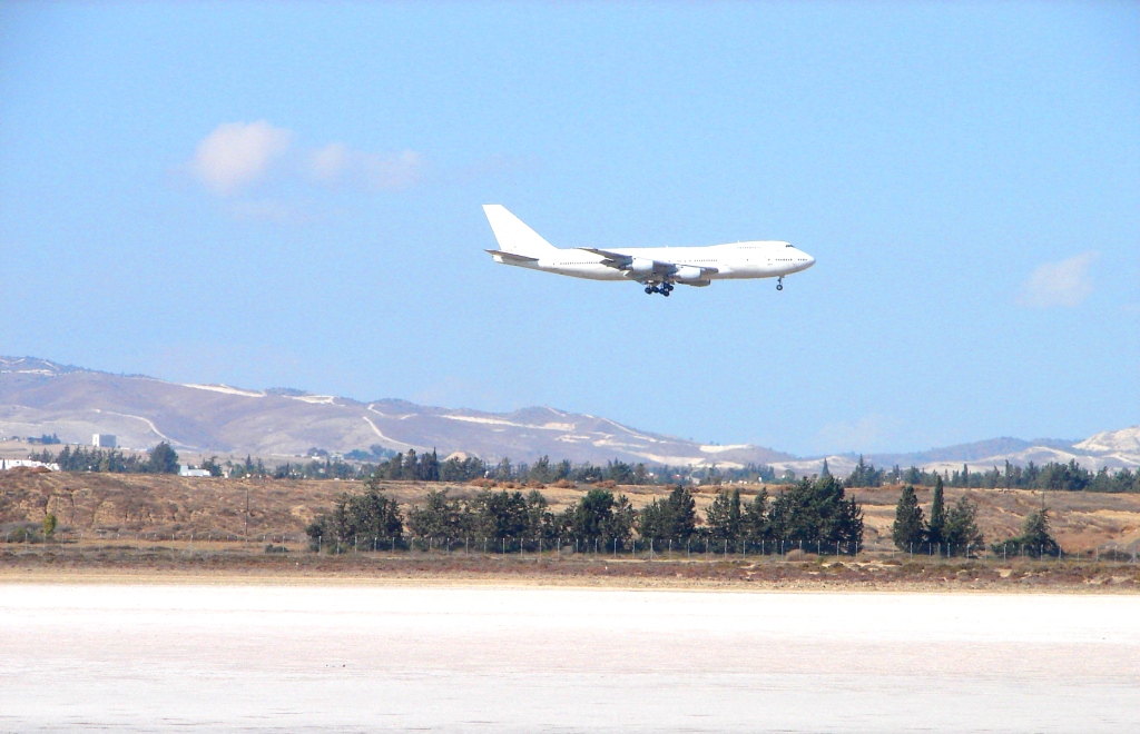 Lokalita  sousedí s mezinárodním letištěm. Zdroj foto:  An. Antoniou, CC BY-SA 3.0 , via Wikimedia Commons