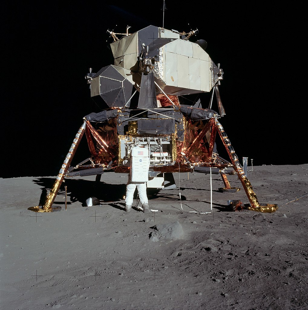 Lunární modul mise Apollo 11.  V rámci tohoto projektu se objevila hlášení, která povzbudila příznivce konspiračních teorií. Zdroj foto:   Neil Armstrong, Public domain, via Wikimedia Commons