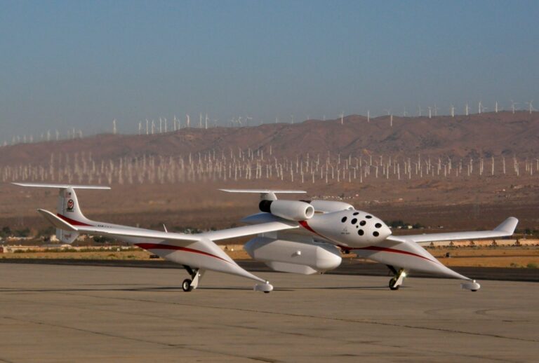 K testování X-37 bylo použito futuristické letadlo White Knight. Zdroj foto: Alan Radecki Akradecki, CC BY-SA 4.0 , via Wikimedia Commons