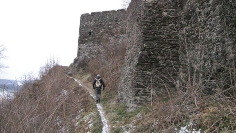 Hledání cest do bolkówského podzemí vás zavede i do okolí tamního středověkého hradu. Foto autor