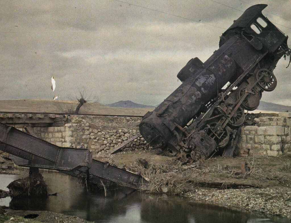 V rámci řecko-turecké války byla ničena i dopravní infrastruktura. Zdroj foto: Frédéric Gadmer (1878-1954), Public domain, attraverso Wikimedia Commons

 
