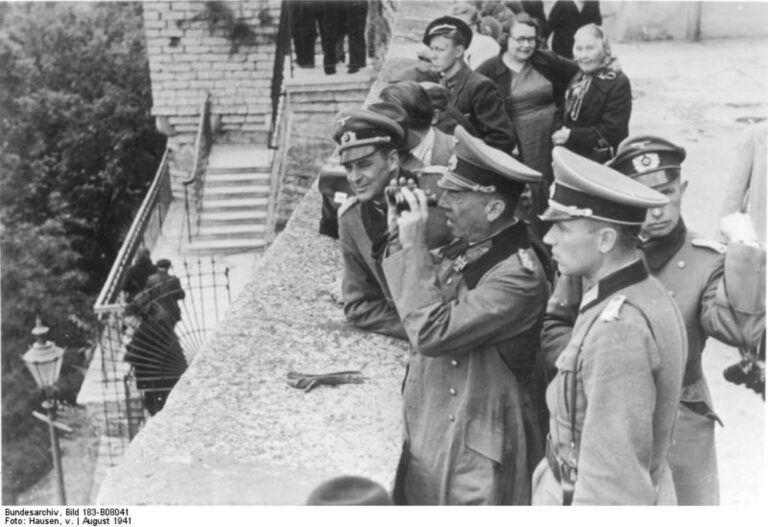 Němečtí důstojníci v estonském hlavním městě Tallinu v roce 1941. Zdroj foto: Bundesarchiv, Bild 183-B08041 / Hausen, v. / CC-BY-SA 3.0, CC BY-SA 3.0 DE , via Wikimedia Commons