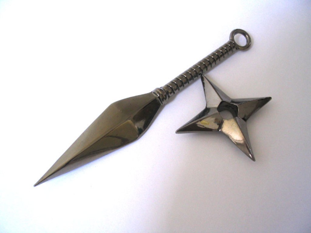 Mezi oblíbené zbraně nindžů patřila hvězdice šuriken a vrhací nůž kunai. Zdroj foto: Cric32, Public domain, via Wikimedia Commons