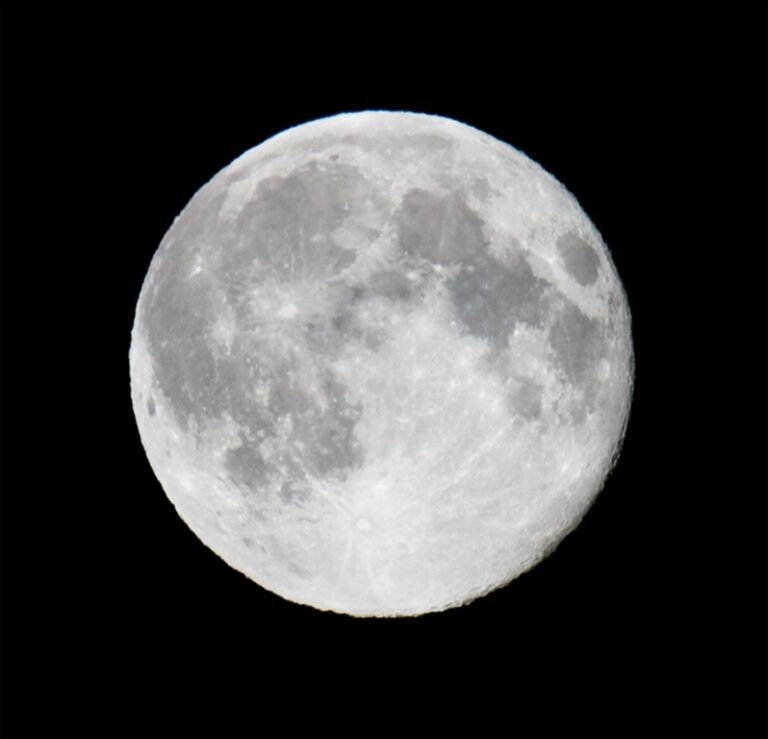Měsíc je jediná známá přirozená družice Země. Zdroj foto: Frode Steen, CC BY 3.0 , via Wikimedia Commons