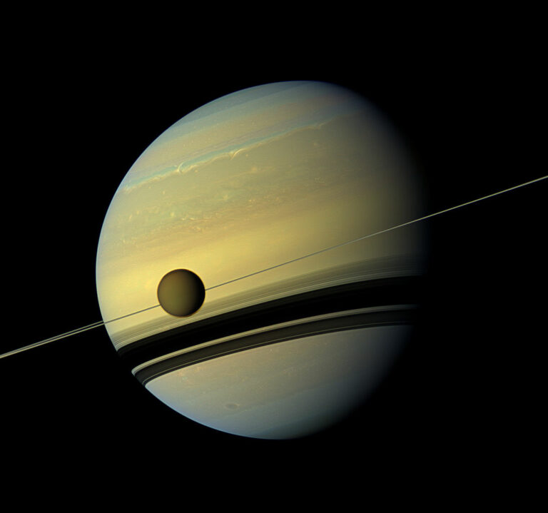 Saturn a jeho měsíc Titan. Zdroj obrázku: Produced By: Cassini Imaging Team, Image Credit: NASA/JPL-Caltech/Space Science Institute, Public domain, via Wikimedia Commons