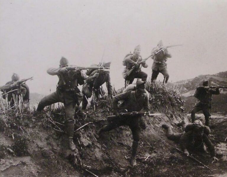Řecká pěchota při útoku. Zdroj foto: Unknown author, Public domain, via Wikimedia Commons