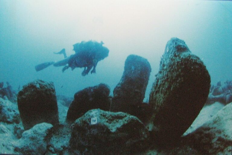 Megalitické kameny pod hladinou moře v lokalitě Atlit Yam. Zdroj foto: Hanay, CC BY-SA 3.0 , via Wikimedia Commons