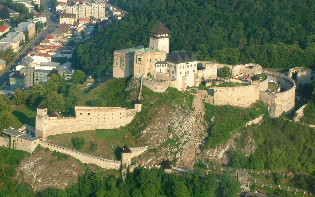 Letecký snímek areálu Trenčínského hradu. Zdroj foto:   Marian Hubinsky from Slovakia, CC BY 2.0 , via Wikimedia Commons

