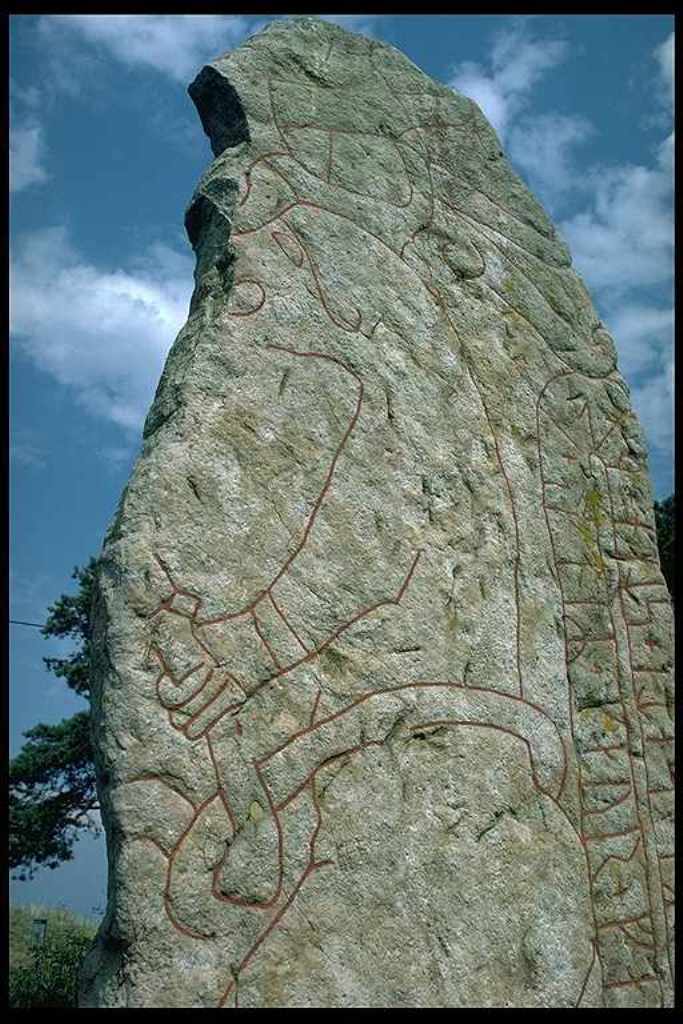 Runový kámen s vyobrazením berserského bojovníka. Zdroj foto: Bengt A Lundberg / Riksantikvarieämbetet, CC BY 2.5 , via Wikimedia Commons